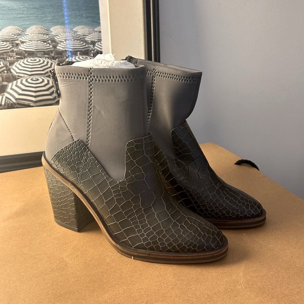 nwt: grey croc booties